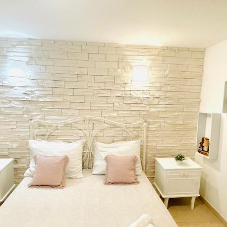 Colorful And Happy Apartment Sukosan - With Parking Екстер'єр фото