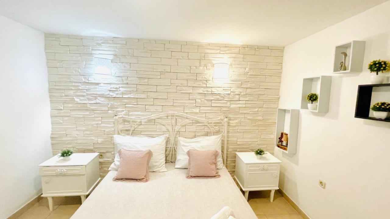 Colorful And Happy Apartment Sukosan - With Parking Екстер'єр фото