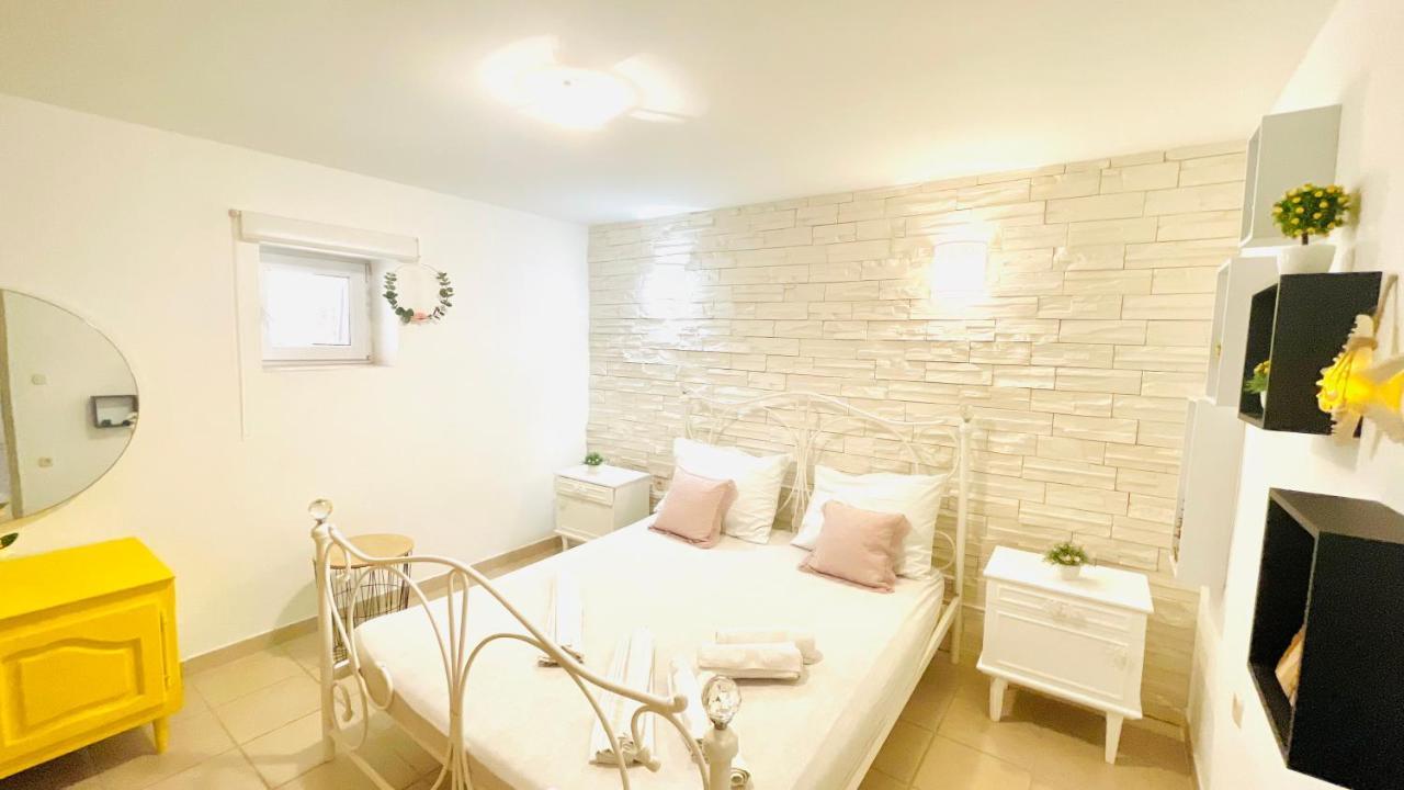 Colorful And Happy Apartment Sukosan - With Parking Екстер'єр фото