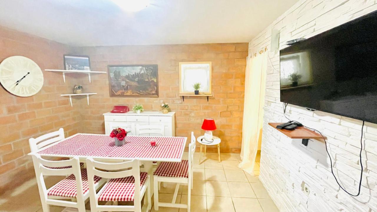 Colorful And Happy Apartment Sukosan - With Parking Екстер'єр фото