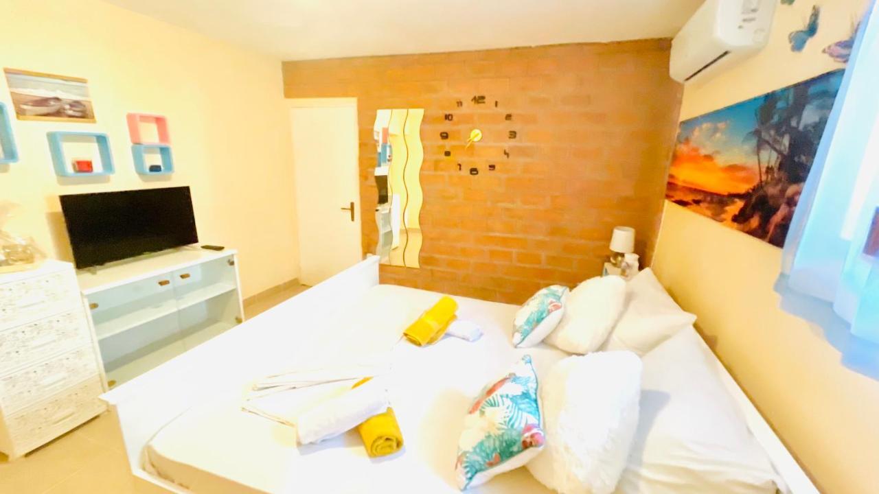 Colorful And Happy Apartment Sukosan - With Parking Екстер'єр фото