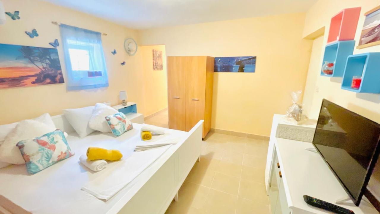 Colorful And Happy Apartment Sukosan - With Parking Екстер'єр фото