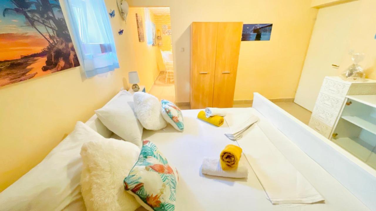 Colorful And Happy Apartment Sukosan - With Parking Екстер'єр фото