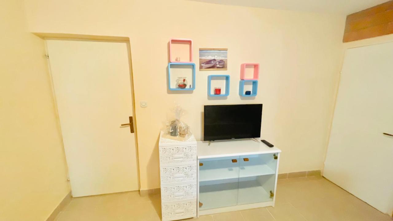 Colorful And Happy Apartment Sukosan - With Parking Екстер'єр фото