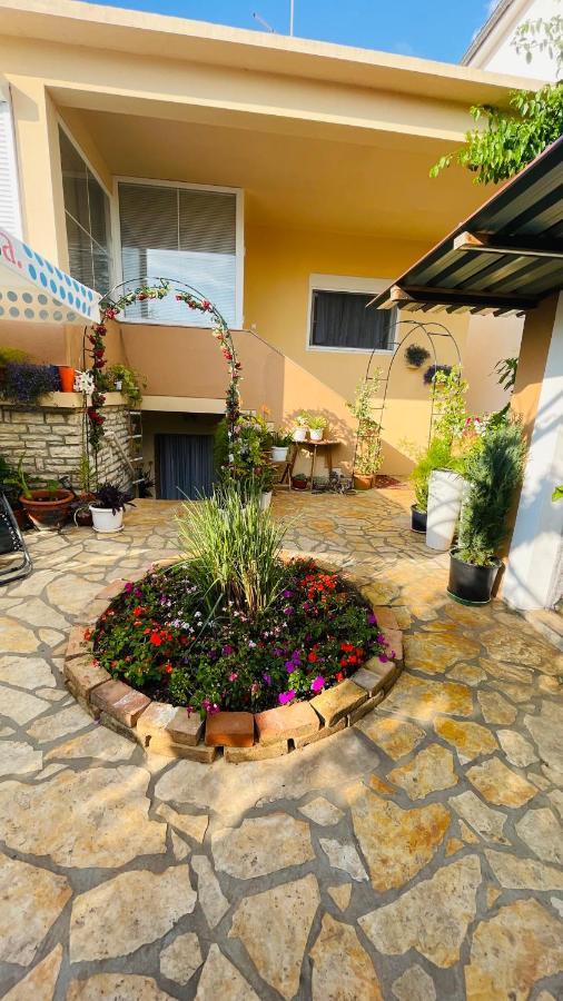 Colorful And Happy Apartment Sukosan - With Parking Екстер'єр фото