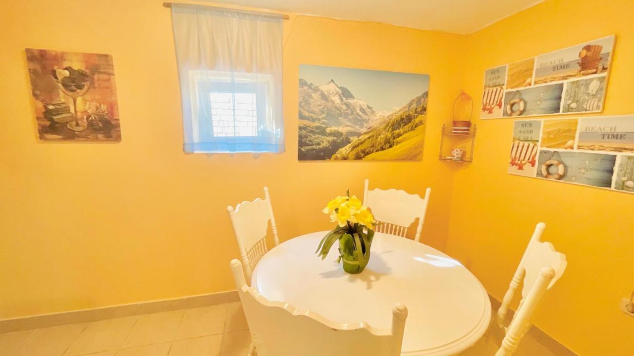 Colorful And Happy Apartment Sukosan - With Parking Екстер'єр фото
