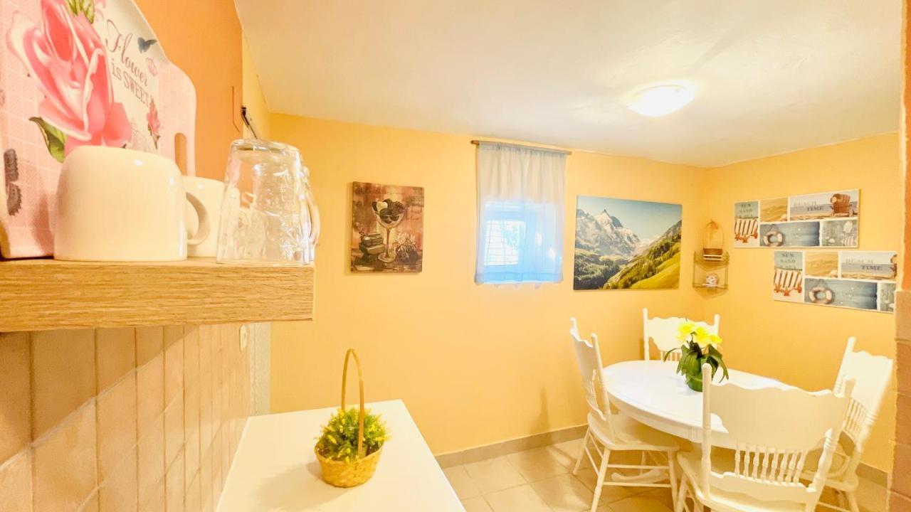 Colorful And Happy Apartment Sukosan - With Parking Екстер'єр фото