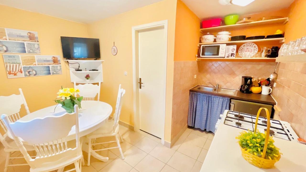 Colorful And Happy Apartment Sukosan - With Parking Екстер'єр фото