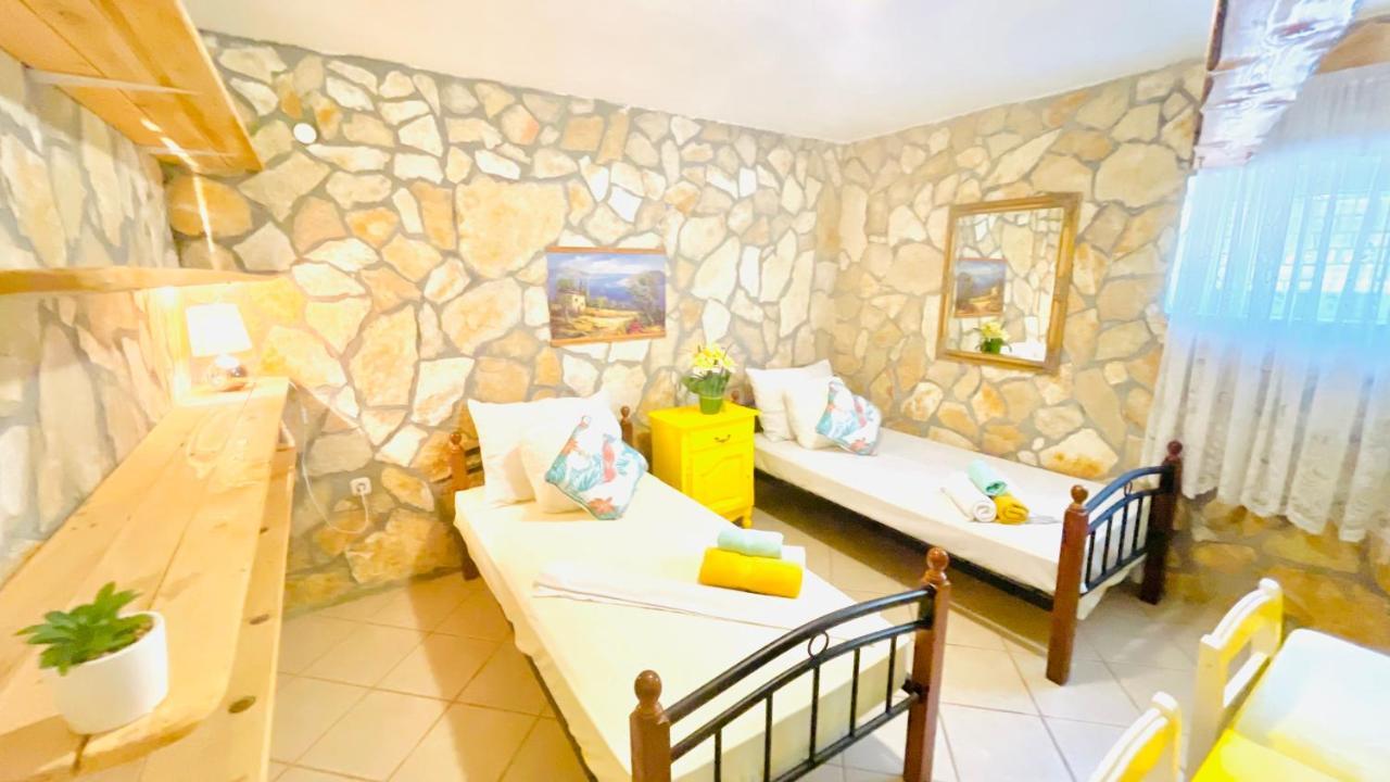 Colorful And Happy Apartment Sukosan - With Parking Екстер'єр фото
